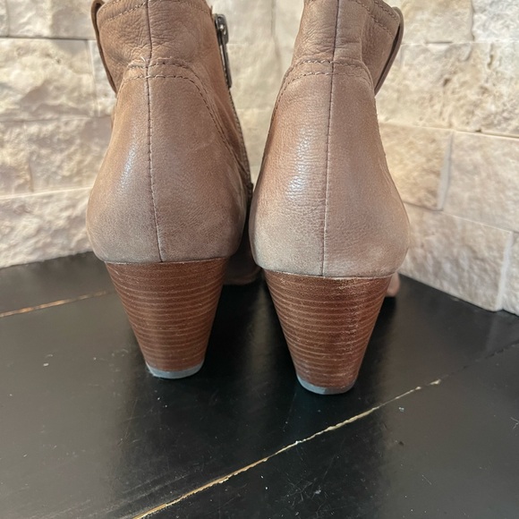 Frye Reina Bootie Suede Tan Taupe 9M 2” Heel Side Zipper - Picture 5 of 7